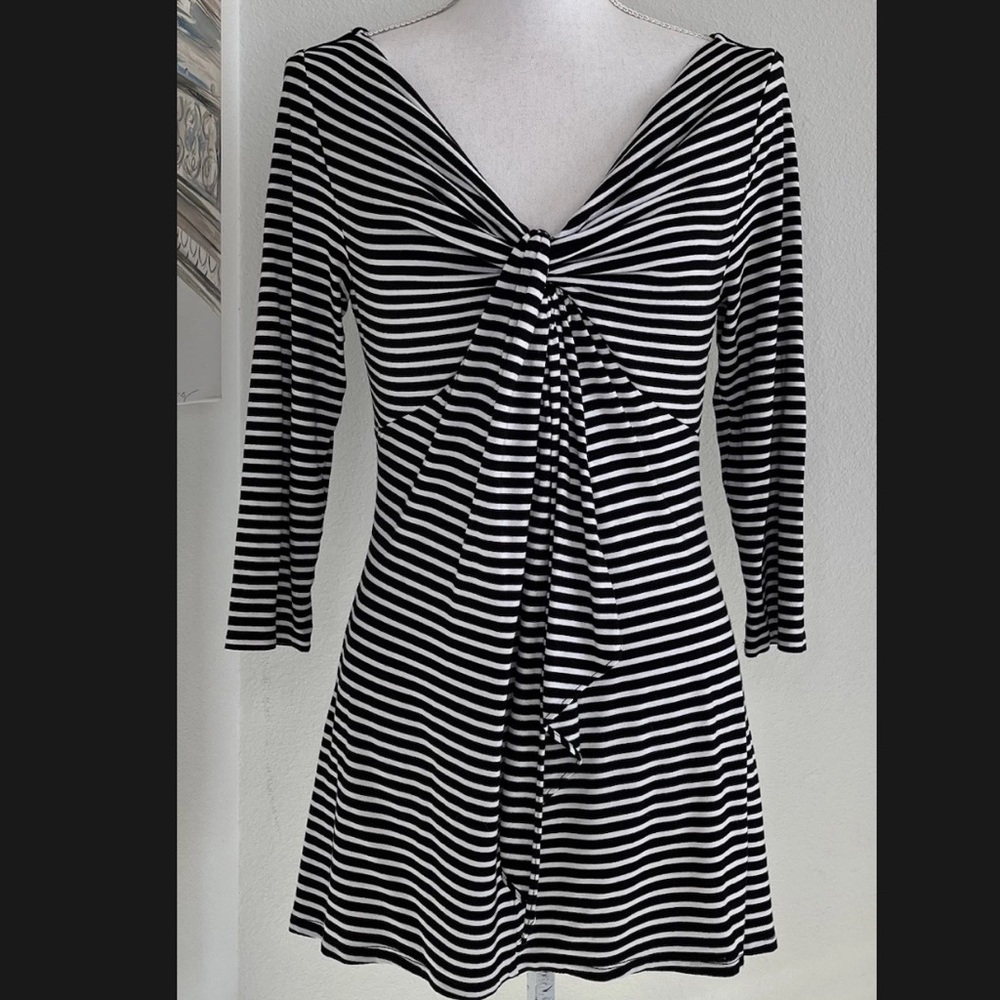 WHITE HOUSE BLACK MARKET Black White Stripe Draped V Neck Knit Shirt | Small